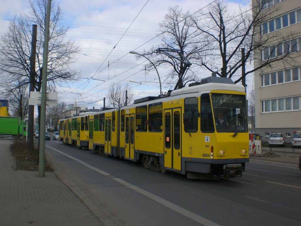 Berlin: Straenbahnlinie 37 an der Haltestelle Betriebshof Lichtenberg.(8.3.2010)