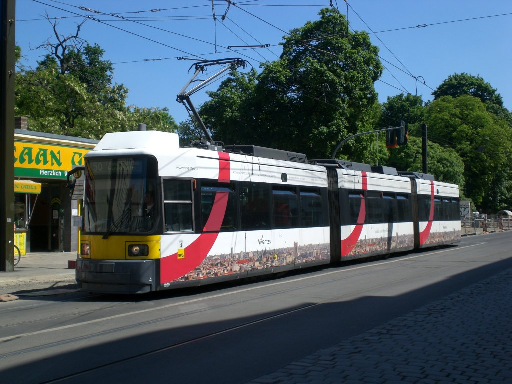 Berlin: Stra�enbahnlinie 50 nach Fr�nz�sisch Buchholz Guyostra�e an der Haltestelle Pankow Kirche.(5.6.2010)