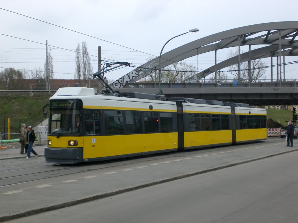 Berlin: Straenbahnlinie 50 nach Franzsich Buchholz Guyostrae am S+U Bahnhof Pankow.(11.4.2010)