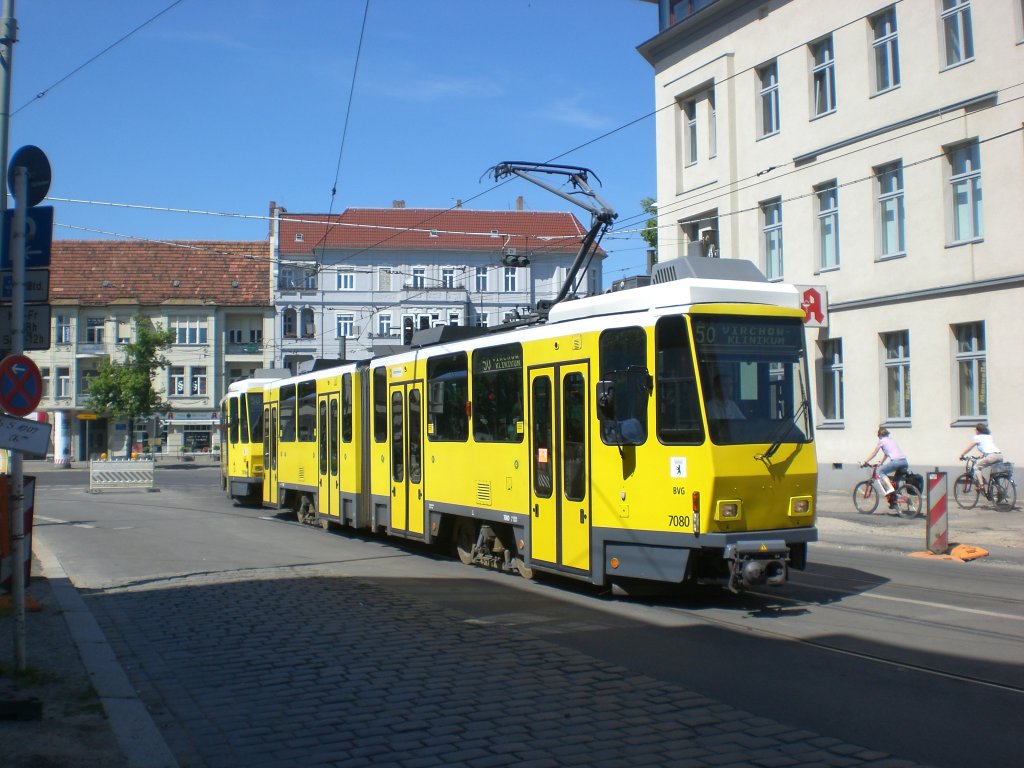 Berlin: Stra�enbahnlinie 50 nach Wedding Virchow-Klinikum an der Haltestelle Pankow Kirche.(5.6.2010)