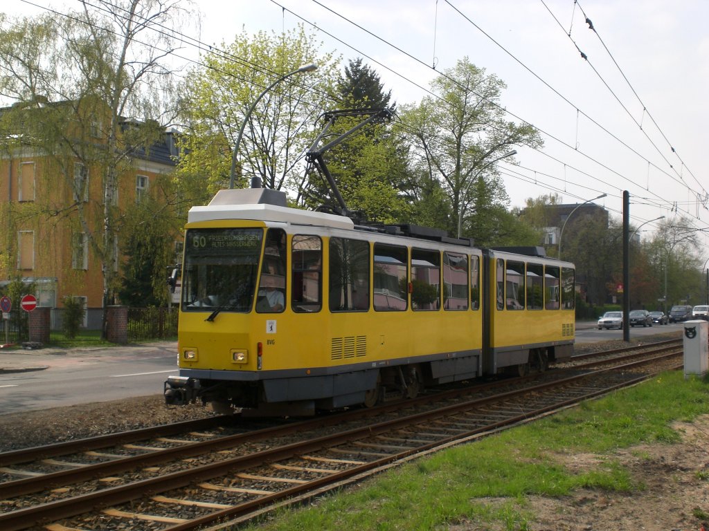 Berlin: Straenbahnlinie 60 nach Fredrichshagen Altes Wasserwerk an der Haltestelle Kpenick Hirschgarten.(18.4.2011)