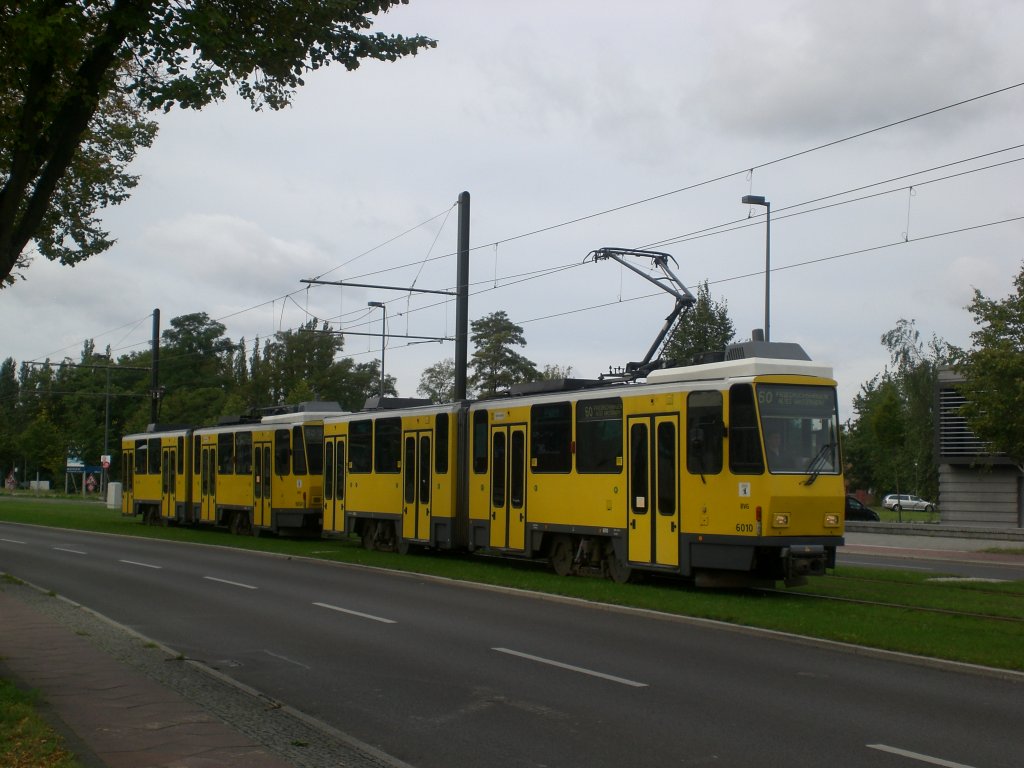 Berlin: Straenbahnlinie 60 nach Friedrichshagen Altes Wasserwerk an der Haltestelle Adlershof Magnusstrae.(12.9.2011)