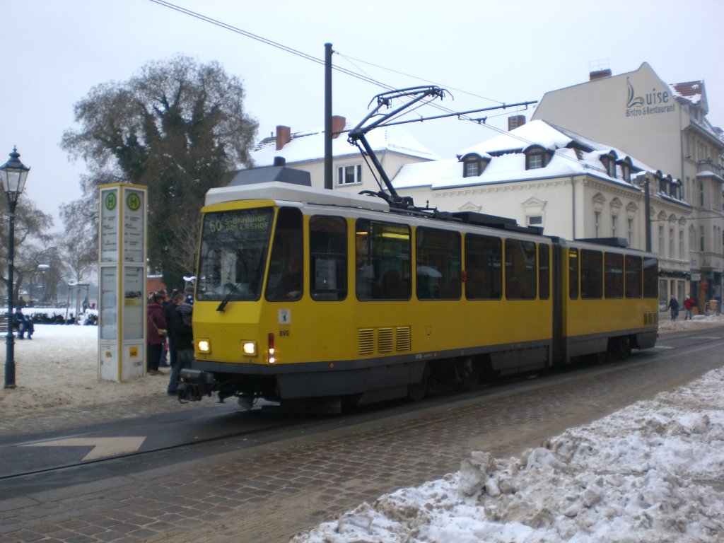 Berlin: Straenbahnlinie 60 nach S-Bahnhof Adlershof an der Haltestelle Rathaus Kpenick.(16.1.2010)