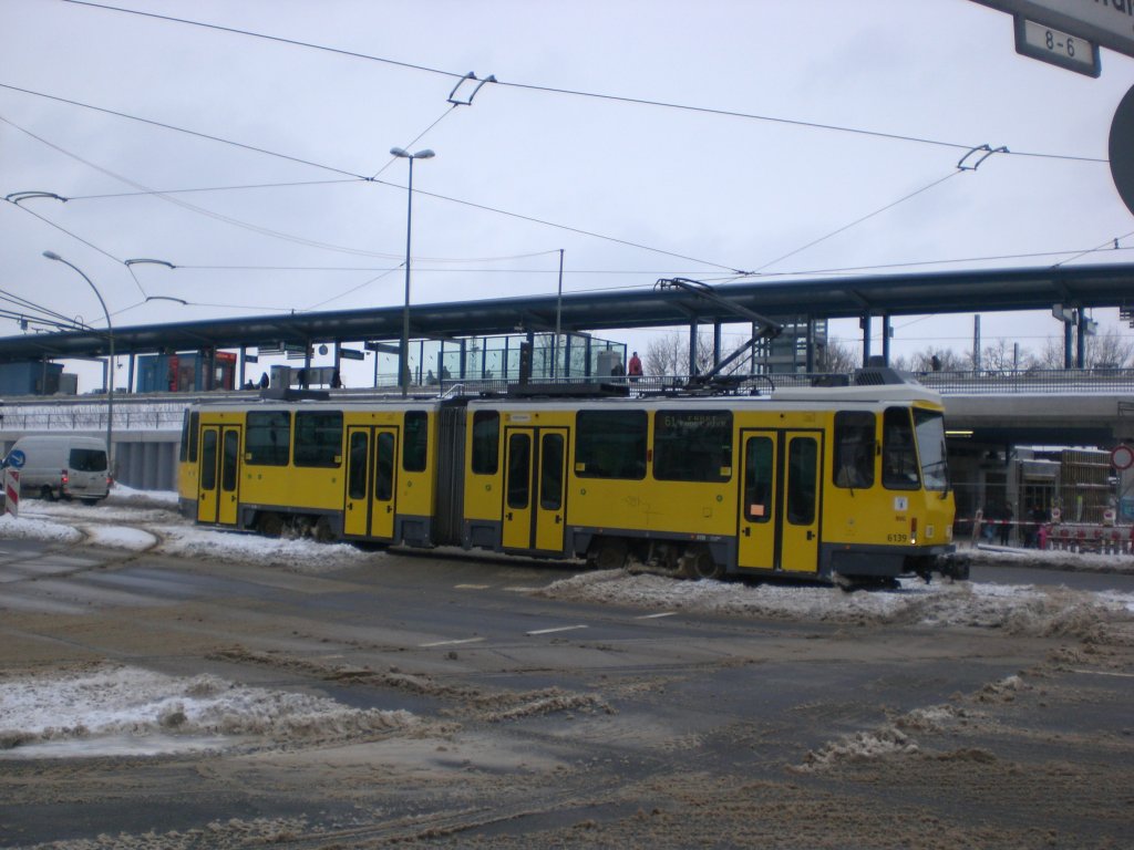 Berlin: Straenbahnlinie 61 nach Rahnsdorf Waldschnke am S-Bahnhof Adlershof.