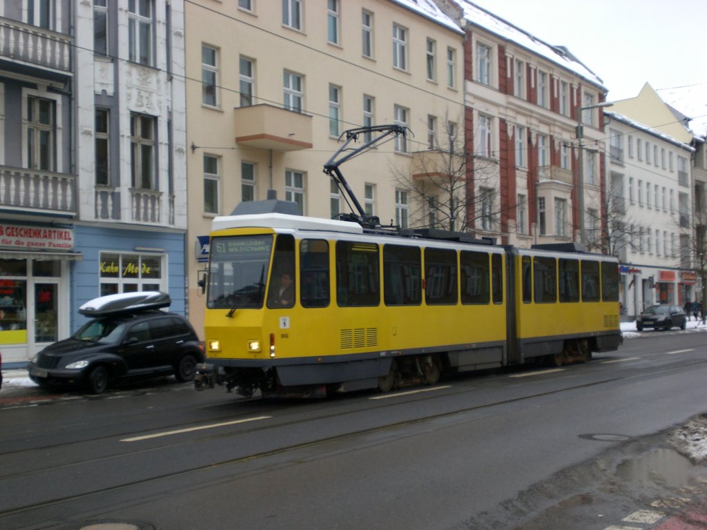 Berlin: Straenbahnlinie 61 nach Rahnsdorf Waldschnke an der Haltestelle Kpenick Bahnhofstrae/Seelenbinderstraestrae.(13.2.2010)