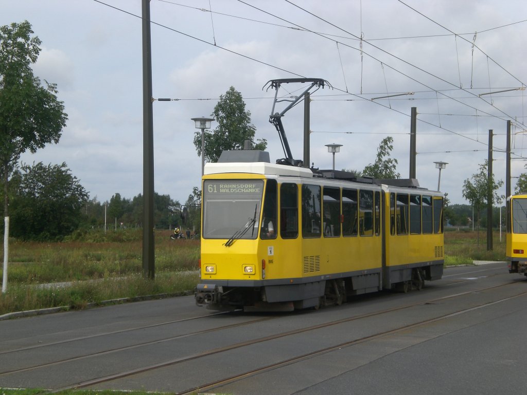 Berlin: Straenbahnlinie 61 nach Rahnsdorf Waldschnke an der Haltestelle Adlershof Karl-Ziegler-Strae.(12.9.2011)