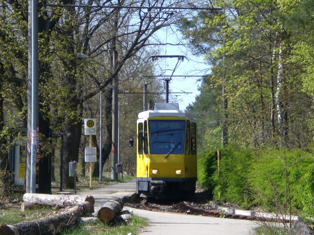 Berlin: Straenbahnlinie 61 nach S-Bahnhof Adlershof an der Haltestelle Rahnsdorf Waldschnke.(25.4.2010)