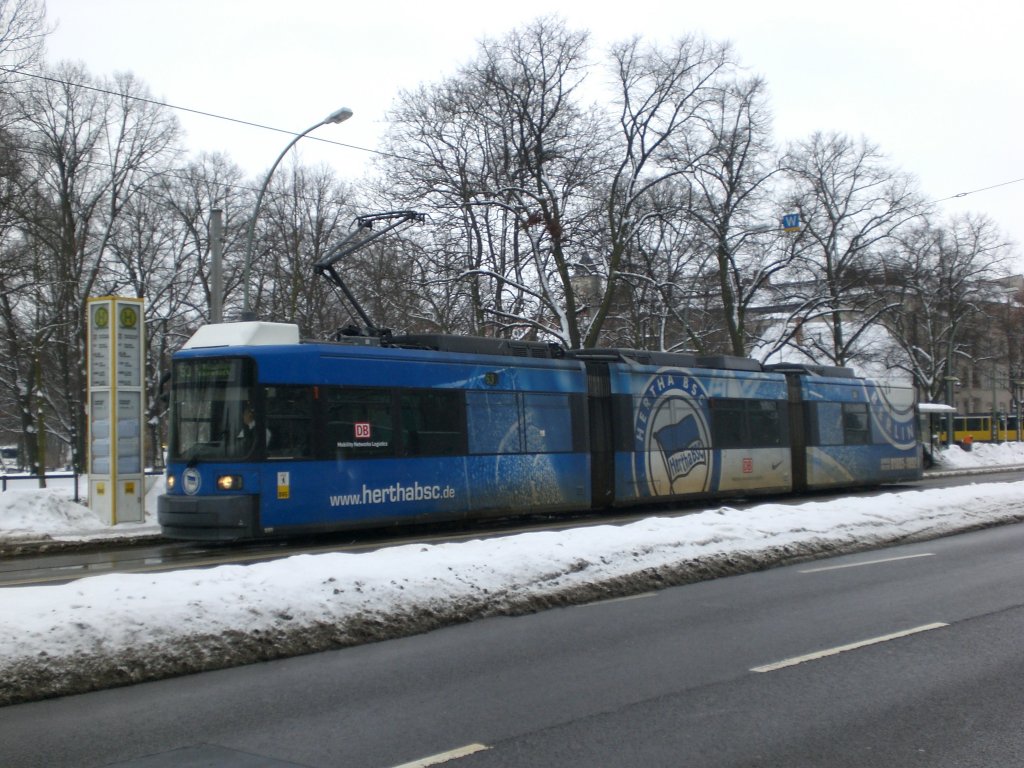 Berlin: Straenbahnlinie 63 nach S-Bahnhof Kpenick an der Haltestelle Kpenick Bahnhofstrae/Lindenstrae.(13.2.2010)