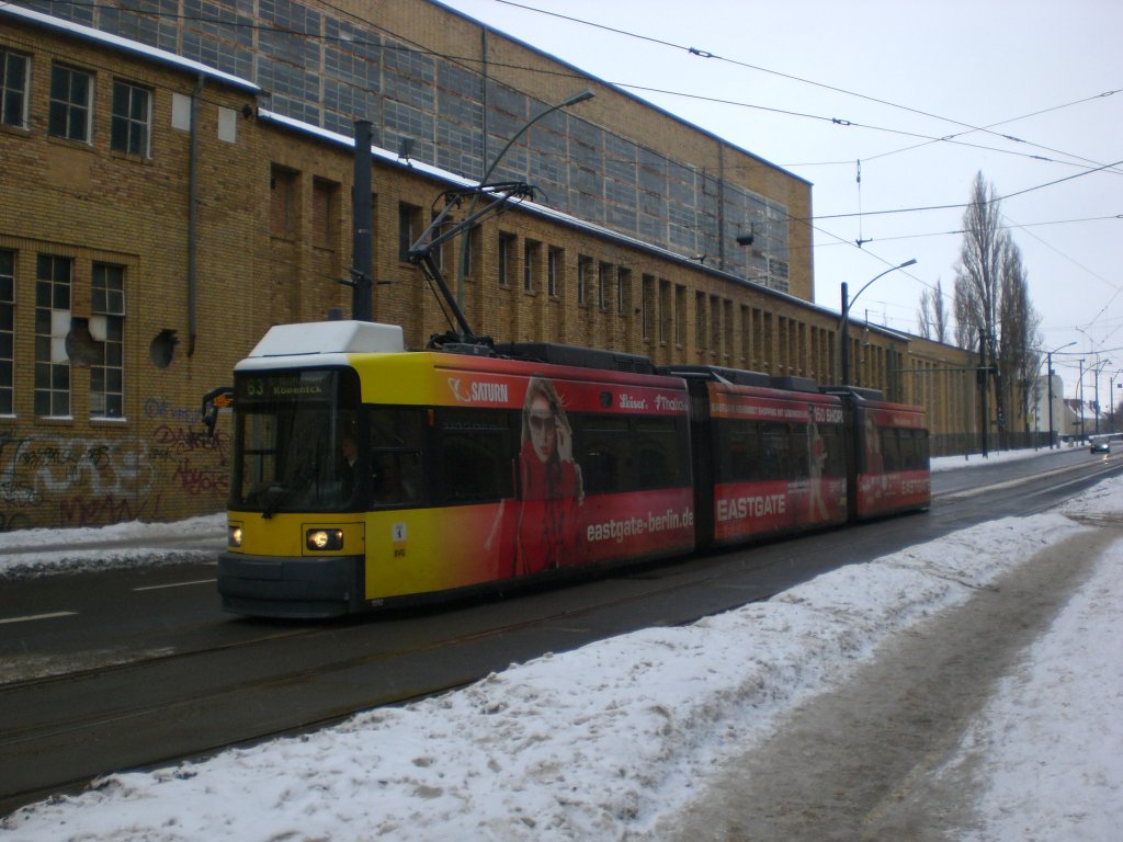 Berlin: Straenbahnlinie 63 nach S-Bahnhof Kpenick an der Haltestelle Schneweide Wilheminenhofstrae/Edisonstrae.(14.2.2010)