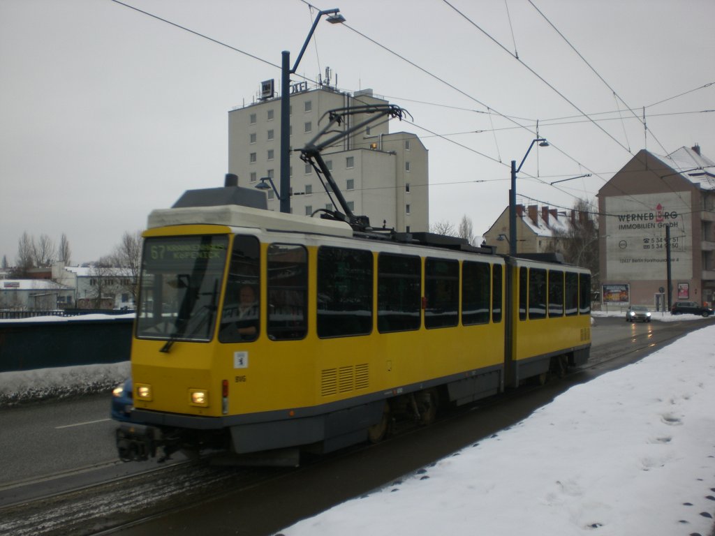 Berlin: Straenbahnlinie 67 nach Krankenhaus Kpenick nahe der Haltestelle Schneweide Wilheminenhofstrae/Edisonstrae.(14.2.2010)