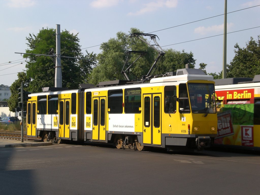 Berlin: Straenbahnlinie 67 nach Krankenhaus Kpenick an der Haltestelle Kpenick Pablo-Neruda-Strae.(10.7.2010)