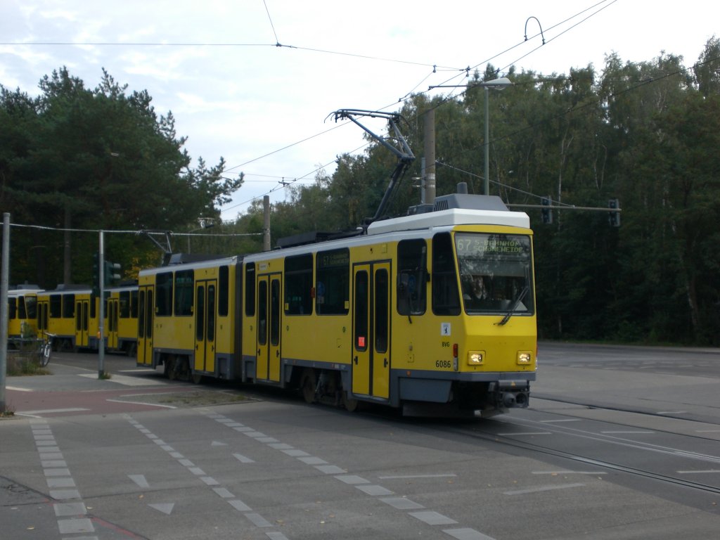 Berlin: Straenbahnlinie 67 nach S-Bahnhof Schneweide an der Haltestelle Krankenhaus Kpenick/Sdseite.
