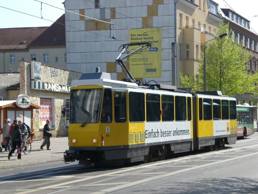 Berlin: Straenbahnlinie 68 am S-Bahnhof Kpenick.(25.4.2010)