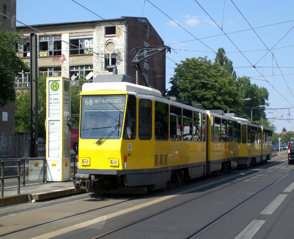 Berlin: Straenbahnlinie 68 nach Alt-Schmckwitz am S-Bahnhof Kpenick.(10.7.2010)
