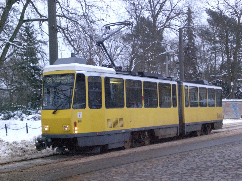 Berlin: Straenbahnlinie 68 nach S-Bahnhof Kpenick an der Haltestelle Alt-Schmckwitz.(16.1.2010)