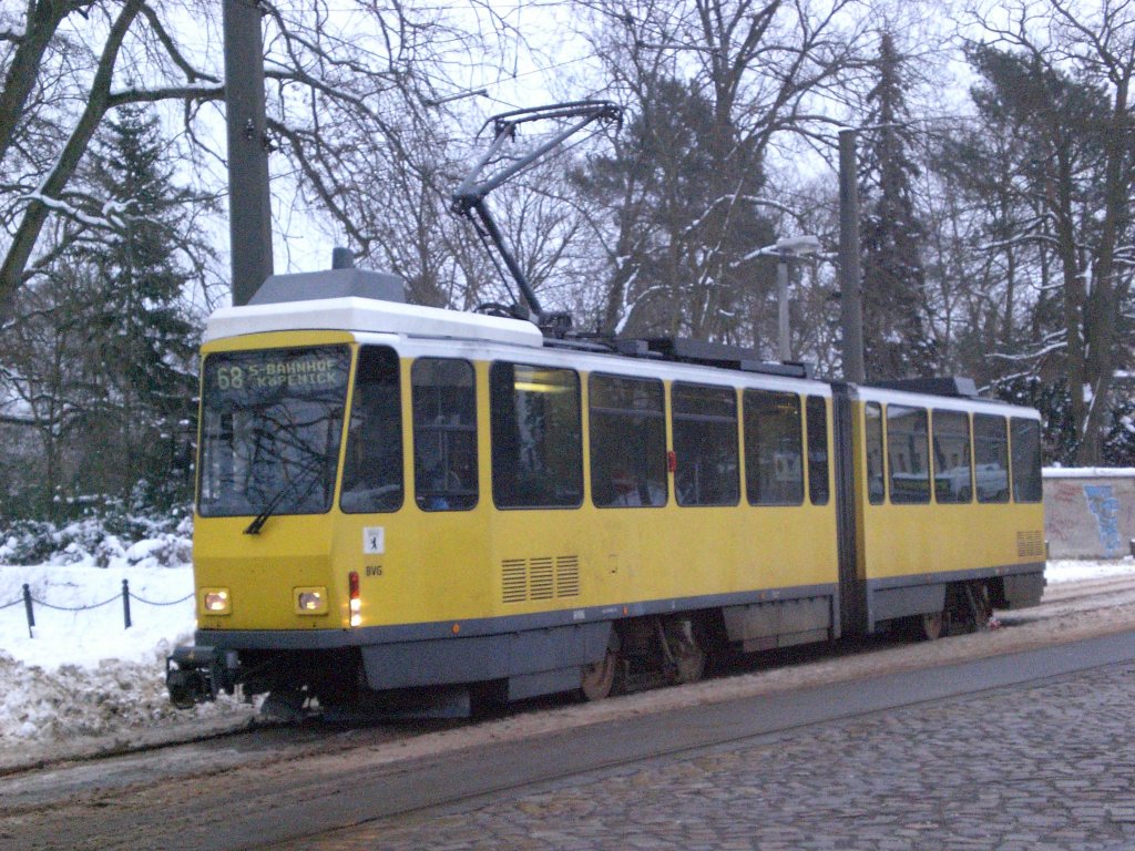 Berlin: Straenbahnlinie 68 nach S-Bahnhof Kpenick an der Haltestelle Alt-Schmckwitz.(16.1.2010)