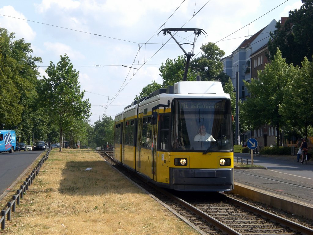 Berlin: Straenbahnlinie M1 nach Niederschnhausen Schillerstrae am S+U Bahnhof Pankow.(13.7.2010)