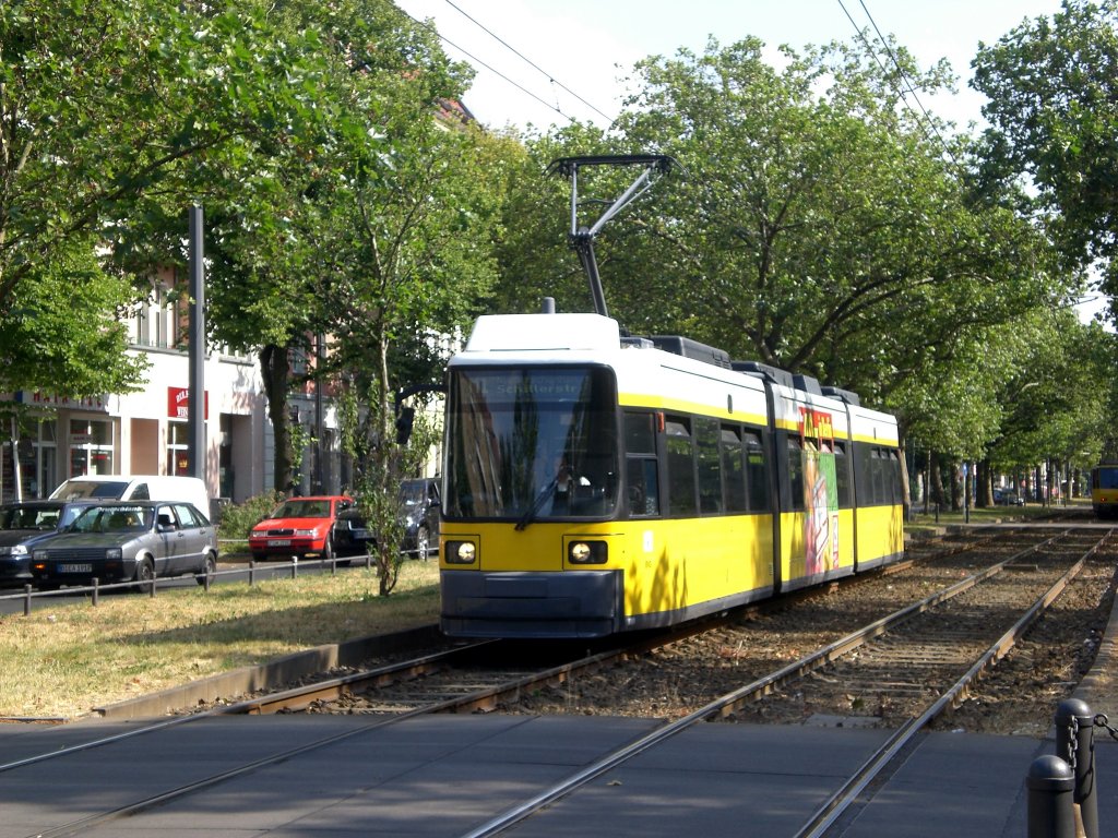 Berlin: Straenbahnlinie M1 nach Niederschnhausen Schillerstrae an der Haltestelle Pankow Masurenstrae.(13.7.2010)