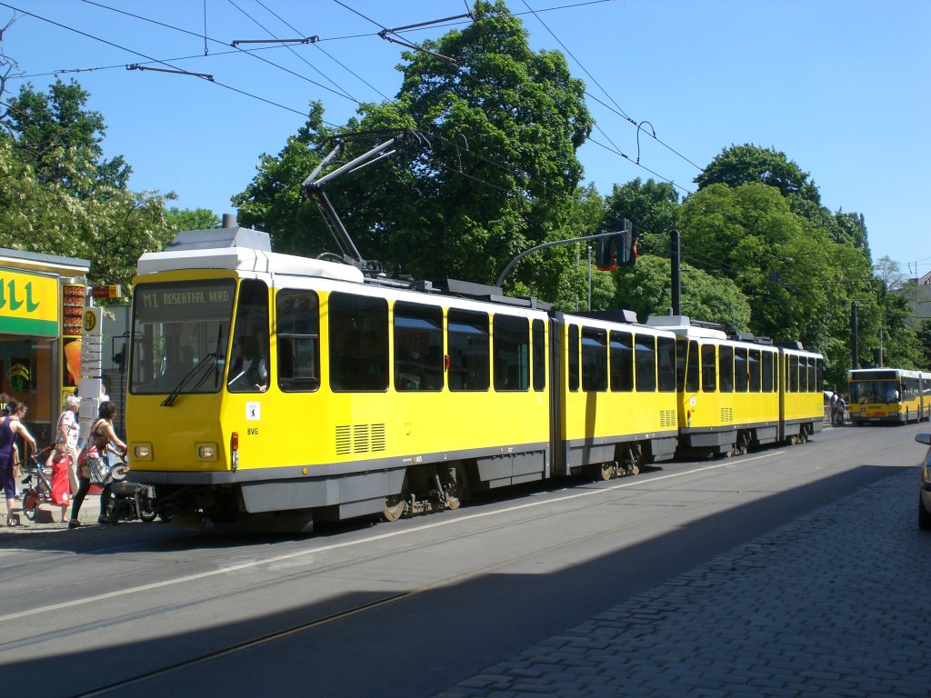Berlin: Straenbahnlinie M1 nach Rosenthal Nord an der Haltestelle Pankow Kirche.(5.6.2010)