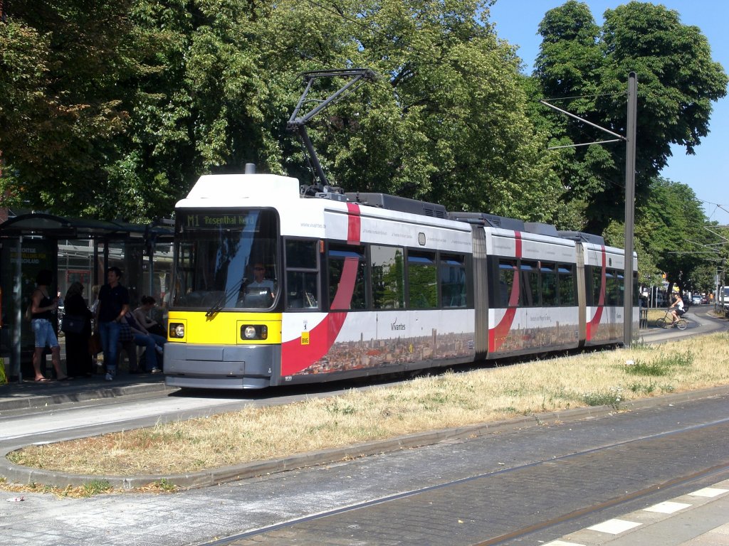 Berlin: Straenbahnlinie M1 nach Rosenthal Nord an der Haltestelle Rathaus Pankow.(8.7.2010)