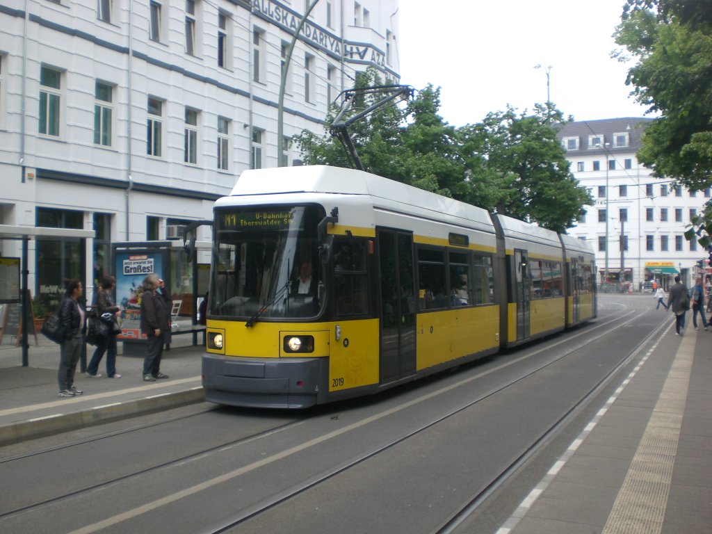 Berlin: Straenbahnlinie M1 nach U-Bahnhof Eberswalder Strae am U-Bahnhof Rosenthaler Platz.(28.5.2010)