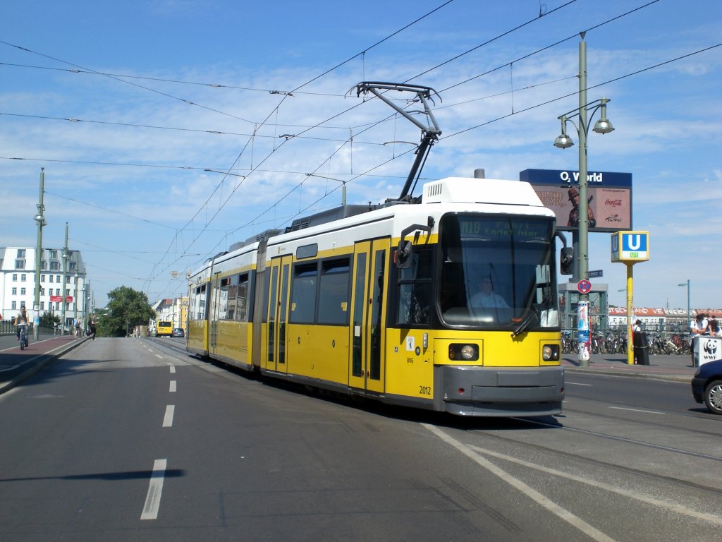 Berlin: Straenbahnlinie M10 am S+U Bahnhof Warschauer Strae.(8.7.2010)