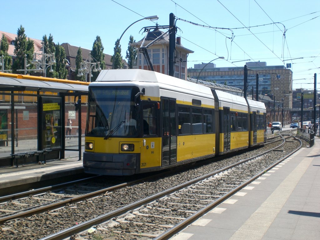 Berlin: Straenbahnlinie M10 nach S-Bahnhof Nordbahnhof am S+U Bahnhof Warschauer Strae.(8.7.2010)