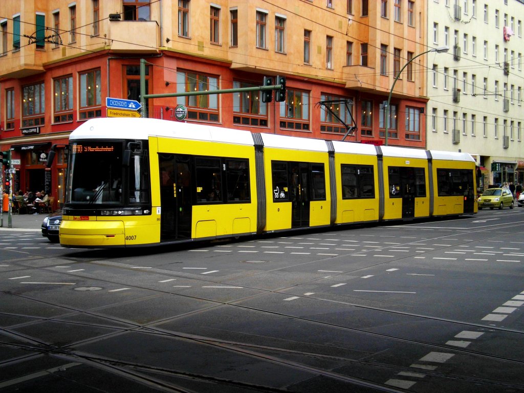 Berlin: Straenbahnlinie M10 nach S-Bahnhof Nordbahnhof am U-Bahnhof Eberswalder Strae.(14.4.2013) 