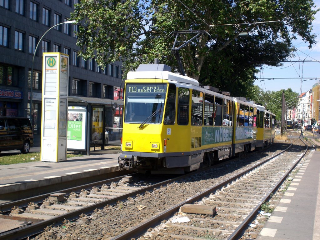 Berlin: Straenbahnlinie M13 am S-Bahnhof Warschauer Strae.(8.7.2010)