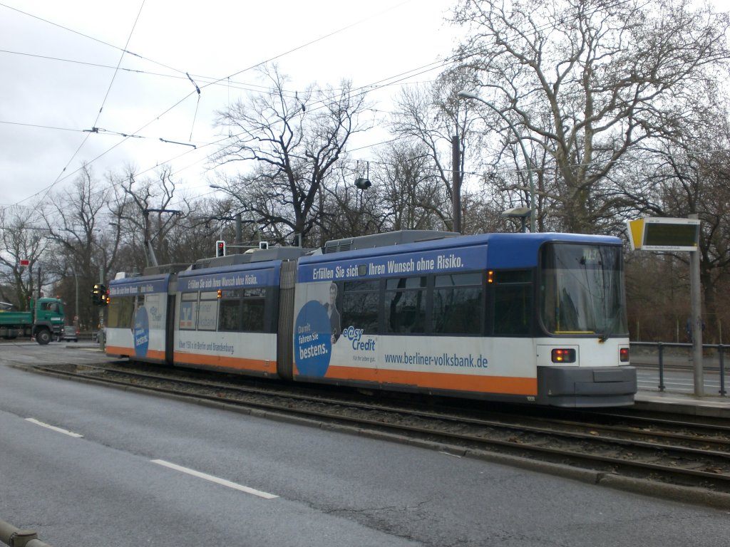 Berlin: Straenbahnlinie M13 nach S-Bahnhof Warschauer Strae an der Haltestelle Weiensee Berliner Allee/Indira-Ghandi-Strae.(14.3.2010)