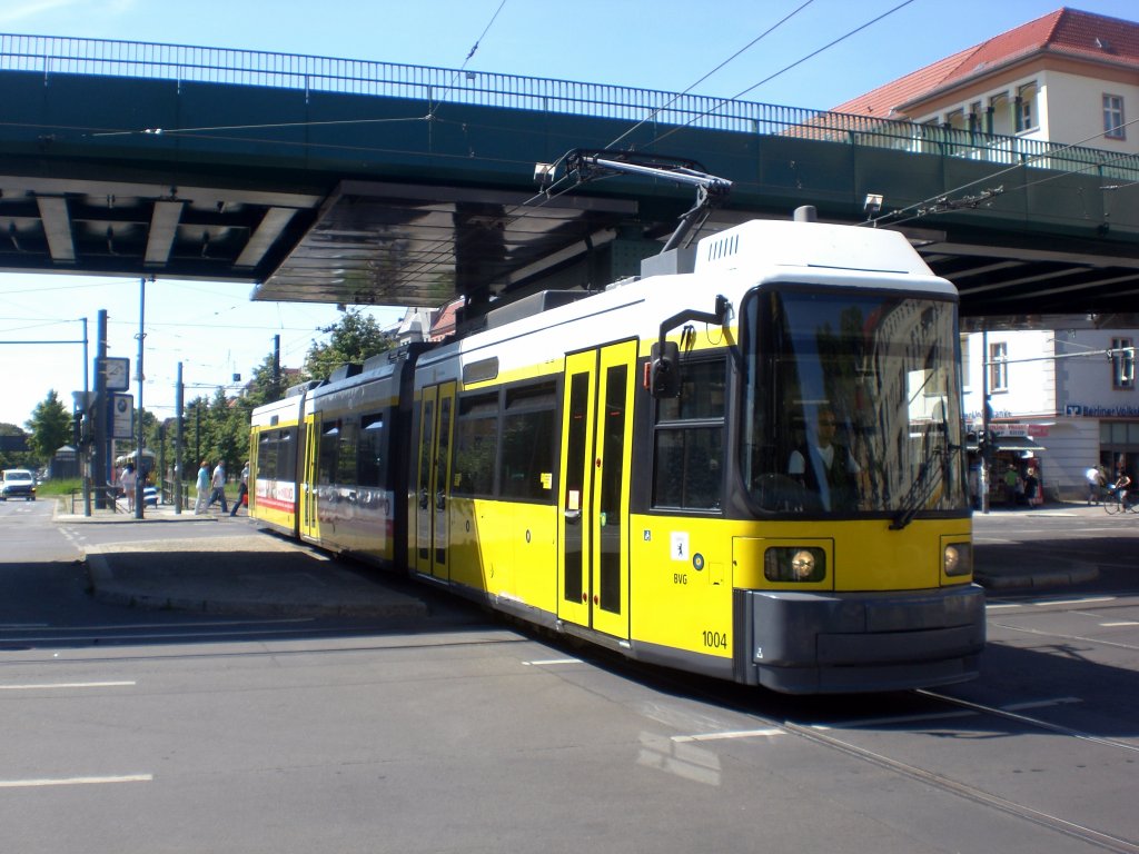 Berlin: Stra�enbahnlinie M13 nach S+U Bahnhof Warschauer Stra�e an der Haltestelle Prenzlauer Berg Sch�nhauser Allee/Bornholmer Stra�e.(5.6.2010)