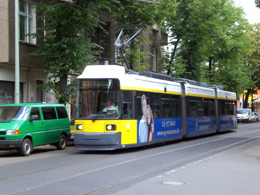 Berlin: Straenbahnlinie M13 nach Wedding Virchow-Klinikum an der Haltestelle Weiensee Friesickestrae.(25.7.2010)