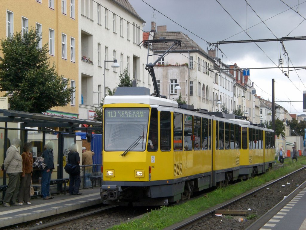 Berlin: Straenbahnlinie M13 nach Wedding Virchow-Klinikum an der Haltestelle Weiensee Antonplatz.(28.8.2010)