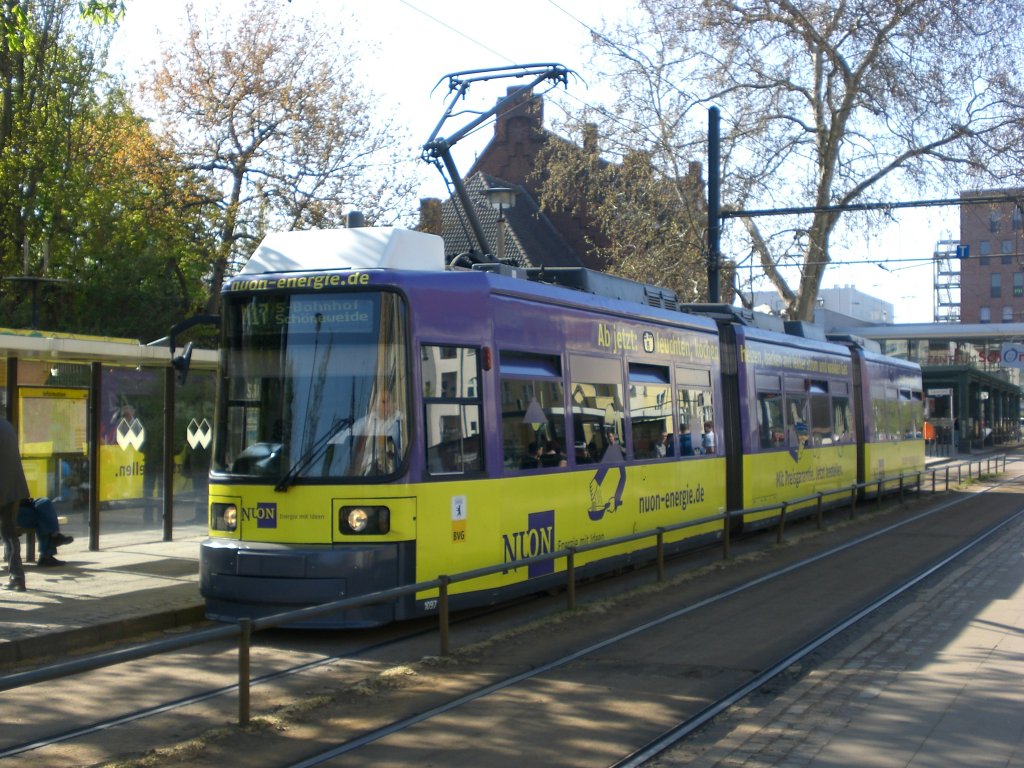 Berlin: Straenbahnlinie M17 am S-Bahnhof Schneweide.(25.4.2010)