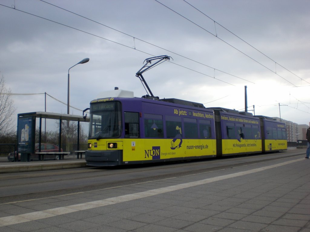 Berlin: Straenbahnlinie M17 nach Falkenberg am S-Bahnhof Hohenschnhausen.(20.3.2010)