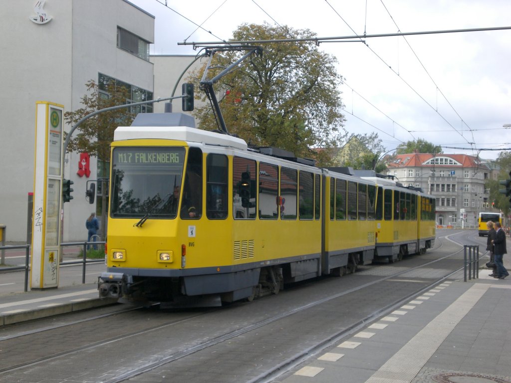 Berlin: Straenbahnlinie M17 nach Falkenberg an der Haltestelle Hohenschnhausen Hauptstrae/Rhinstrae.(18.9.2010)