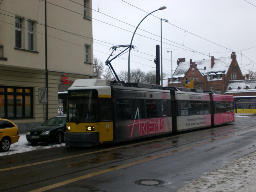 Berlin: Straenbahnlinie M17 nach Hohenschnhausen Gehrenseestrae am S-Bahnhof Schneweide.(14.2.2010)