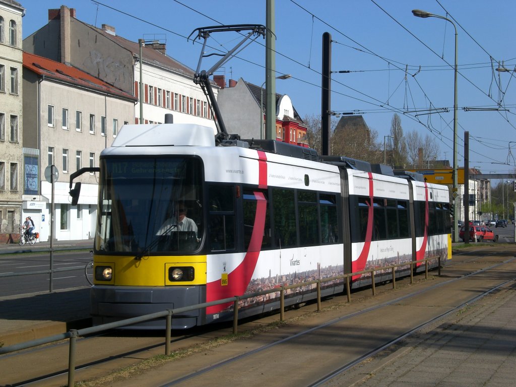 Berlin: Straenbahnlinie M17 nach Hohenschnhausen Gehrenseestrae am S-Bahnhof Schneweide.(25.4.2010)