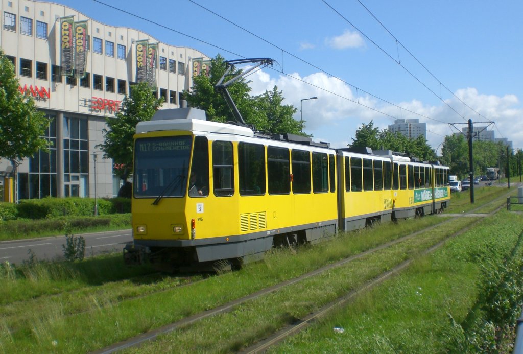 Berlin: Straenbahnlinie M17 nach S-Bahnhof Schneweide an der Haltestelle Hohenschnhausen Prerower Platz.(24.5.2010)