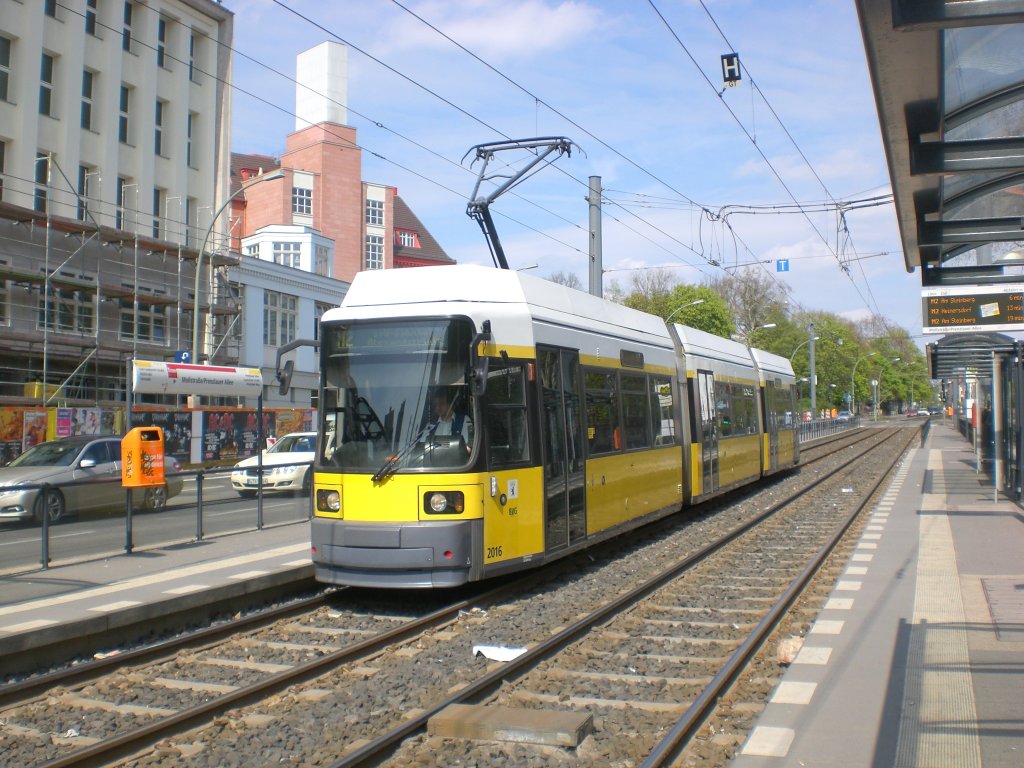 Berlin: Straenbahnlinie M2 nach S+U Bahnhof Alexanderplatz an der Haltestelle Mitte Mollstrae/Prenzlauer Allee.(24.4.2010)