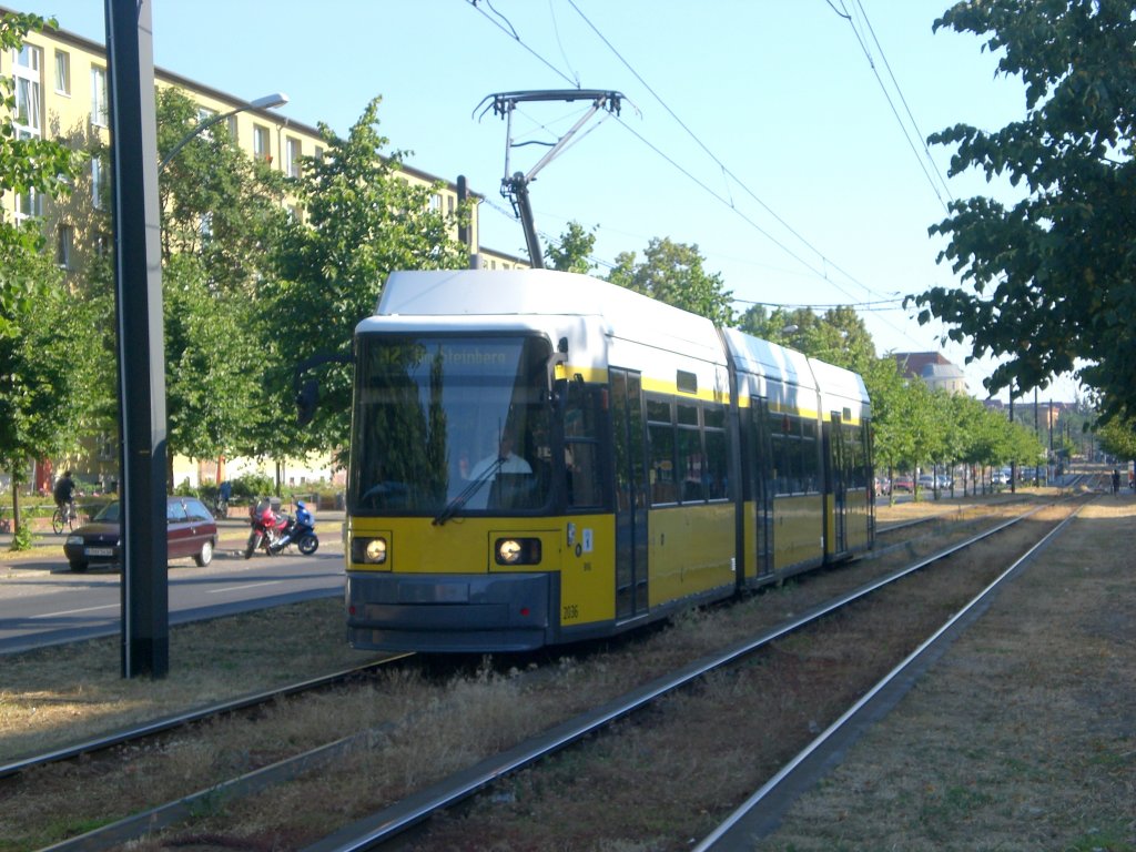 Berlin: Straenbahnlinie M2 nach Weiensee Am Steinberg an der Haltestelle Prenzlauer Berg Erich-Weinert-Strae.(8.7.2010)