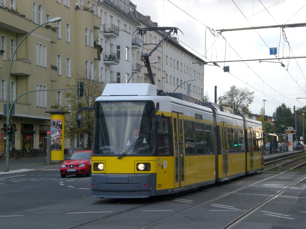 Berlin: Stra�enbahnlinie M2 nach Wei�ensee Am Steinberg am S-Bahnhof Prenzlauer Allee.(21.10.2010)