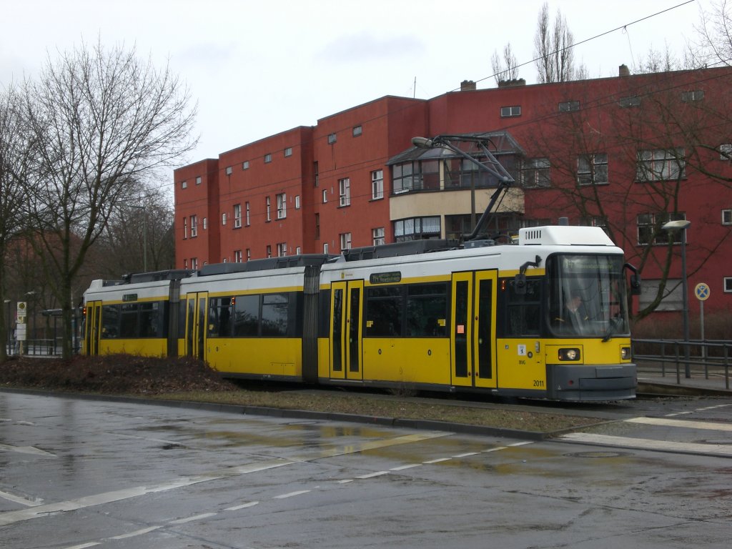 Berlin: Stra�enbahnlinie M4 nach Betriebshof Wei�ensee an der Haltestelle Wei�ensee Buschallee/Hansastra�e.(14.3.2010)