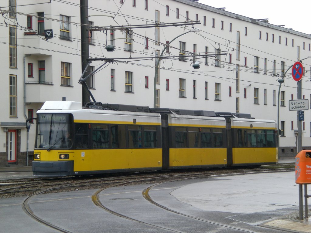 Berlin: Straenbahnlinie M4 nach Falkenberg an der Haltestelle Weiensee Buschallee/Hansastrae.(14.3.2010)