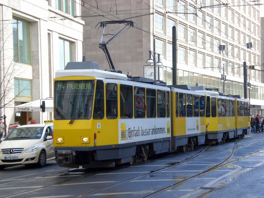 Berlin: Stra�enbahnlinie M4 nach Falkenberg am S+U Bahnhof Alexanderplatz.(11.4.2010)