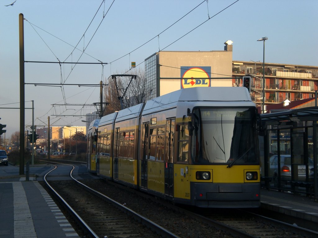Berlin: Straenbahnlinie M4 nach Hohenschnhausen Zingster Strae an der Haltestelle Hohenschnhausen Hansastrae/Malchower Weg.(03.12.2009)