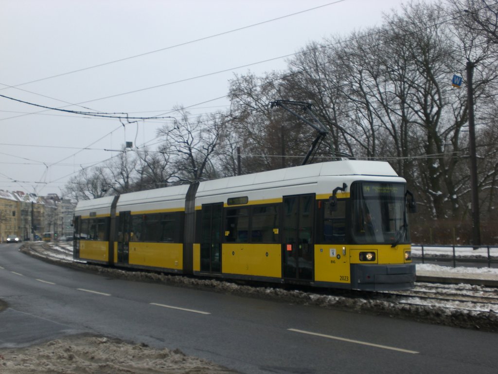 Berlin: Straenbahnlinie M4 nach Hohenschnhausen Zingster Strae an der Haltestelle Weiensee Berliner Allee/Indira-Ghandi-Strae.(16.1.2010)