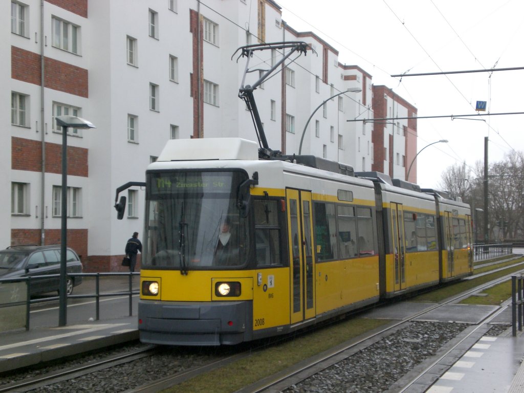 Berlin: Straenbahnlinie M4 nach Hohenschnhausen Zingster Strae an der Haltestelle Weiensee Buschallee.(14.3.2010)