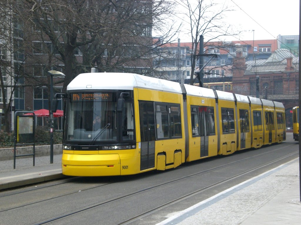 Berlin: Straenbahnlinie M4 nach Hohenschnhausen Zingster Strae am S-Bahnhof Hackescher Markt.(16.3.2011) 