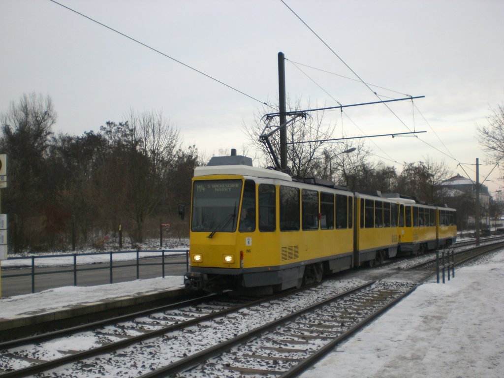 Berlin: Straenbahnlinie M4 nach S-Bahnhof Hackescher Markt an der Haltestelle Weiensee Stadion Buschallee/Hansastrae.